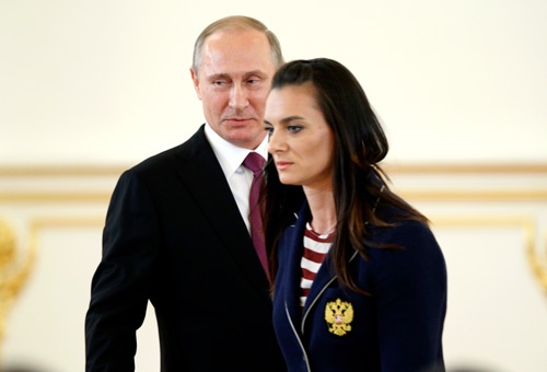 2016年のリオ五輪に選手団を送り出すプーチン大統領と、棒高跳びのイシンバエワ選手(写真:AP/アフロ)