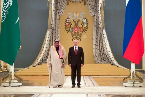 昨年10月、ロシアを初訪問したサウジのサルマン国王(左)とプーチン大統領(写真:AP/アフロ)