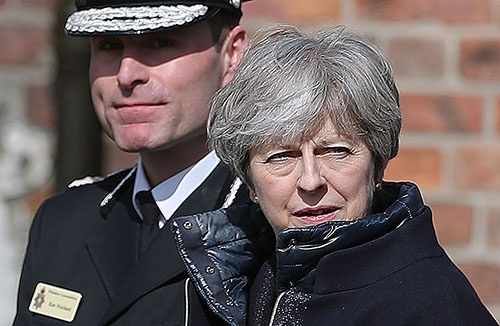 英国で起きたロシア人の元スパイ暗殺未遂事件。メイ英首相は現地を訪問し、ロシアへの対決姿勢を強めている(写真:AFP/アフロ)