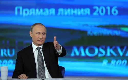 プーチン大統領が生出演し、3~4時間にわたって国民の様々な質問に答えていく特別番組。年1回の恒例となっている。(Kremlin/Sputnik/ロイター/アフロ)