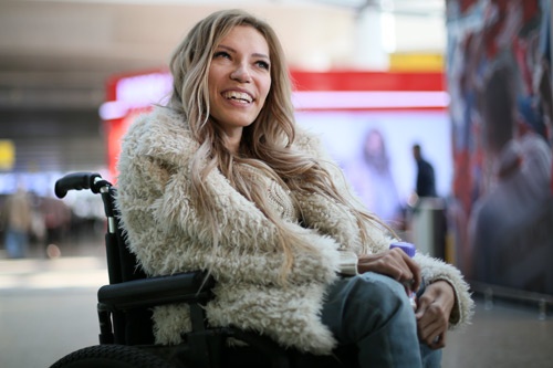 ウクライナへの入国を禁じられた、「車椅子の歌姫」ことユリヤ・サモイロワさん(写真=AP/アフロ)