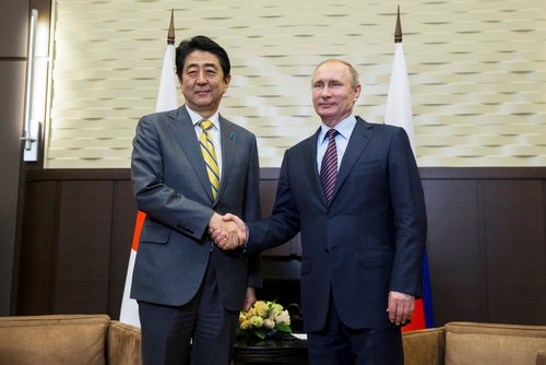 5月6日、ロシアで2年ぶりに日ロ首脳会談が開かれた(代表撮影/ロイター/アフロ)