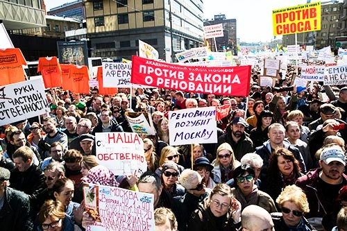 モスクワの老朽アパート解体計画の中止を訴える抗議デモが5月、モスクワで開かれた。(写真:AP/アフロ)