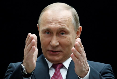 6月15日、毎年恒例の国民からの質問に答えるテレビ番組に出演するロシアのプーチン大統領(写真:ロイター/アフロ)