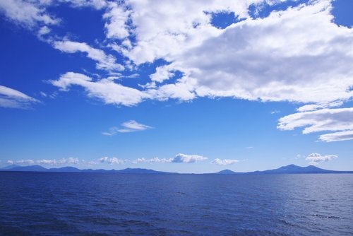 北海道から望む国後島(アフロ)