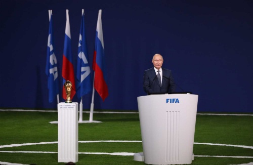 ワールドカップ開幕の前日にFIFA総会でスピーチするプーチン大統領(写真=ユニフォトプレス)