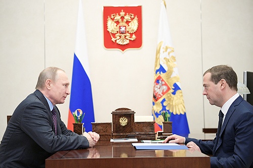 プーチン大統領 (左)が精力的に動く一方、メドベージェフ首相(右)の存在感は低下している(写真:ロイター/アフロ)