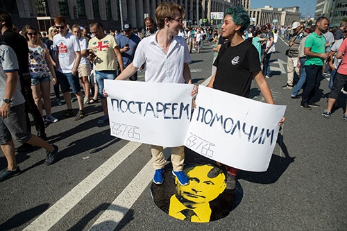年金受給開始年齢の引き上げに抗議 ロシアでデモ(写真:AP/アフロ)