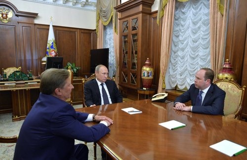 8月12日、プーチン大統領(中央)とワイノ新大統領府長官(右)、イワノフ前大統領府長官がクレムリンで会談を行った。(写真:ロイター/アフロ)