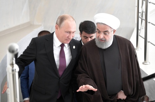 米の制裁で苦況に立つイランも他人事ではない……。写真はロシアのプーチン大統領（左）とイランのロウハニ大統領（右）（写真：ロイター/アフロ）