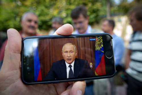 年金改革についてテレビで演説するプーチン大統領(写真:AP/アフロ)