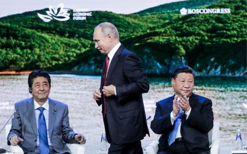 東方経済フォーラムでパネルディスカッションに出席する安倍晋三首相(左)、ロシアのプーチン大統領(中央)、中国の習近平国家主席(右)(写真:代表撮影/ロイター/アフロ)