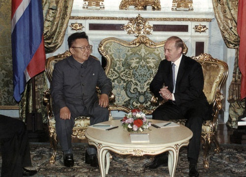 2001年に北朝鮮の⾦正⽇総書記と会談するロシアのプーチン大統領(写真=AP/アフロ)