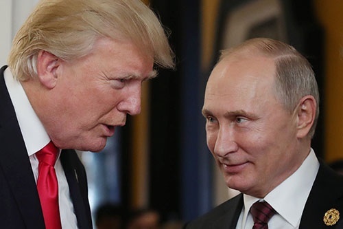 ベトナムのAPEC首脳会議で立ち話をするトランプ・米大統領とプーチン・ロシア大統領(写真:AFP/アフロ)