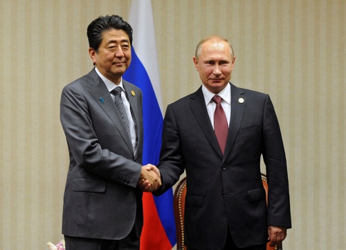 安倍晋三首相とロシア・プーチン大統領は、ペルーでのアジア太平洋経済協力会議(APEC)首脳会議に合わせて会談。その時間は、国際会議の場では異例の約70分に及んだ。(写真:ロイター/アフロ)