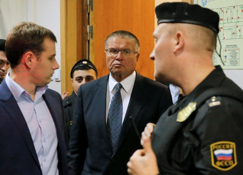 ロシア連邦捜査委員会は11月15日、ウリュカエフ経済発展相を収賄容疑で拘束したと発表した。(写真:ロイター/アフロ)