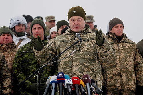 軍服姿で陣頭指揮に当たるウクライナのポロシェンコ大統領(写真:ロイター/アフロ)