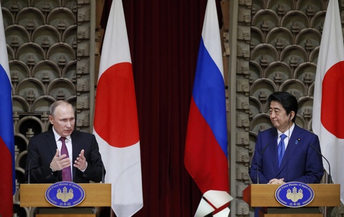 来日したプーチン大統領は12月16日、安倍首相と共同記者会見を行った(写真:代表撮影/ロイター/アフロ)