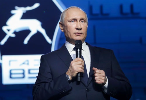 12月6日、ロシアのプーチン大統領はニジニーノブゴロドのゴーリキー自動車工場の創業85年式典で大統領選出馬を表明した（写真：代表撮影/AP/アフロ）