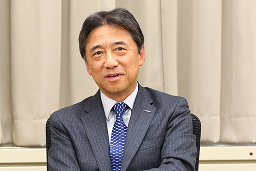 <span class="fontBold">吉澤和弘(よしざわ・かずひろ)氏</span><br />NTTドコモ取締役社長。1979年、日本電信電話公社(現NTT)に入社。入社以来、移動体通信事業に従事。最初の携帯電話TZ-802型の開発・実用化に携わる。1992年の設立とともにエヌ・ティ・ティ移動通信網(現NTTドコモ)に転籍。第二法人営業部長、人事部長、経営企画部長、NTTドコモ・ベンチャーズ社長を歴任し、代表取締役副社長を経て、2016年6月に代表取締役社長に就任、現在に至る。高校時代には強豪サッカー部に在籍していたスポーツマン(写真:北山 宏一、以下同)