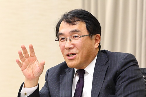 此本臣吾(このもと・しんご)氏野村総合研究所取締役社長。1985年、野村総合研究所に入社。台北支店長、コンサルティング事業本部長、システムコンサルティング事業本部長などを経て、2015年に代表取締役専務執行役員に就任。2016年4月に代表取締役社長に就任し、現在に至る。同社において、初のコンサルティング部門出身の社長。自身が先輩から叩き込まれたという「1つのセンテンスに100のエビデンスを準備せよ」というファクトを突き詰めるDNAを重視する。