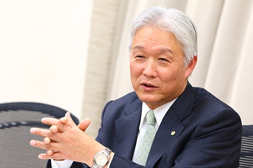 <span class="fontBold">澤田道隆(さわだ・みちたか)氏</span><br /> 花王代表取締役社長 執行役員。1981年、花王石鹸(現・花王)入社。研究開発部門を経て、2003年、サニタリー研究所長に就任。2008年、取締役に就任し、2012年より現職。サニタリー研究所長時代に、ベビー用紙おむつ「メリーズ」の再生に寄与。