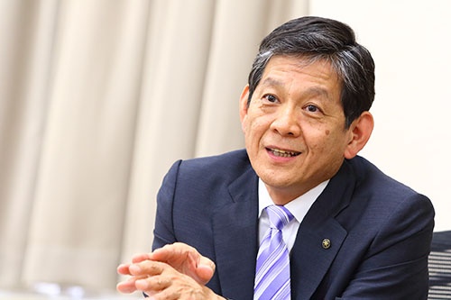 <span class="fontBold">中田卓也(なかた・たくや)氏</span><br /> ヤマハ取締役 代表執行役社長。1981年、日本楽器製造(現・ヤマハ)入社。ヤマハコーポレーションオブアメリカ社長などを経て、2013年、代表取締役社長に就任。2017年6月より現職。2000年代にハイブリッドピアノの商品化を主導したほか、M&Aでも手腕を発揮。社長就任後は、理念体系の再整理、組織構造改革、「イノベーションセンター」建設など、将来に向けた施策を打っている。