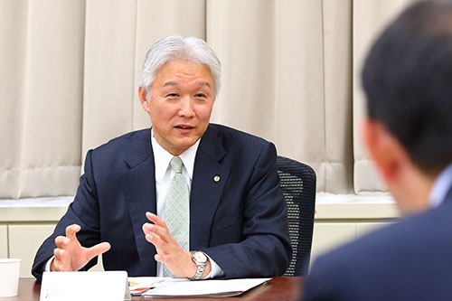 花王の澤田道隆社長(左)