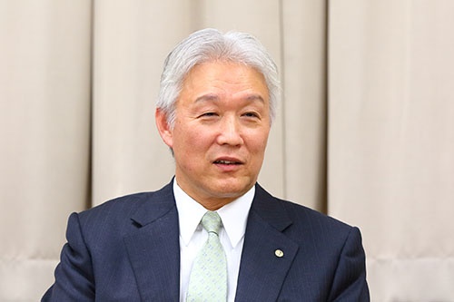 <span class="fontBold">澤田道隆(さわだ・みちたか)氏</span><br /> 花王代表取締役社長 執行役員。1981年、花王石鹸(現・花王)入社。研究開発部門を経て、2003年、サニタリー研究所長に就任。2008年、取締役に就任し、2012年より現職。サニタリー研究所長時代に、ベビー用紙おむつ「メリーズ」の再生に寄与。
