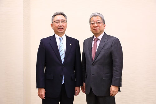 左からカネカの角倉護社長、日本郵便の横山邦男社長(写真:北山 宏一、以下同)