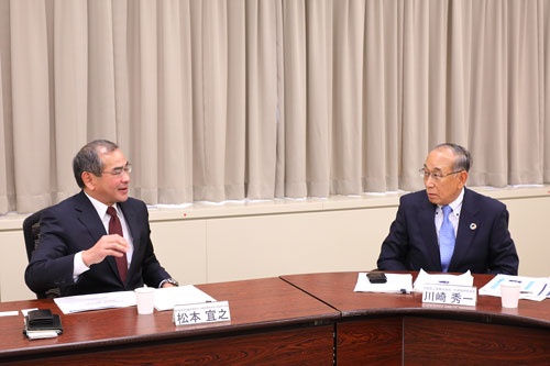 左から本田技術研究所の松本宜之社長、沖電気工業の川崎秀一会長(写真:北山 宏一、以下同)