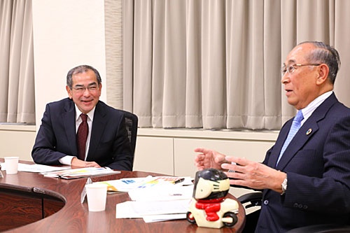 左から本田技術研究所の松本宜之社長、沖電気工業の川崎秀一会長(写真:北山 宏一)