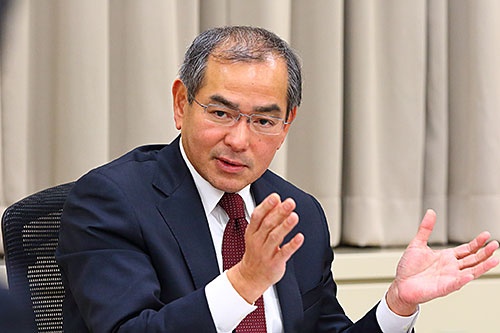 松本 宜之(まつもと・よしゆき)氏本田技術研究所代表取締役社長。1982年、本田技研工業入社。「シビック」「アコード」「インテグラ」などの開発を担当した後、2013年に新設されたアジア・大洋州生産統括責任者に就任。2015年に取締役専務執行役員に就任して四輪事業本部長を務め、2016年7月より現職。 初代「フィット」の開発責任者を務め、2002年の新車販売台数のランキングでは、トヨタの「カローラ」を抜いて、このカテゴリーでホンダ車としてはじめて首位を達成した。(写真:北山 宏一)
