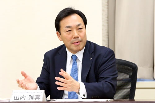 山内雅喜(やまうち・まさき)氏 ヤマトホールディングス社長兼社長執行役員 1984年ヤマトホールディングス入社。ヤマトロジスティクス社長、ヤマト運輸社長を経て、2015年にヤマトホールディングス社長に就任。ヤマトホールディングスへの入社は、大学時代に母から届いたぎっしり詰まった宅急便がきっかけ。「自分が会社の代表者である」という想いで仕事をする「全員経営」を社員に説く(写真:北山 宏一、以下同)