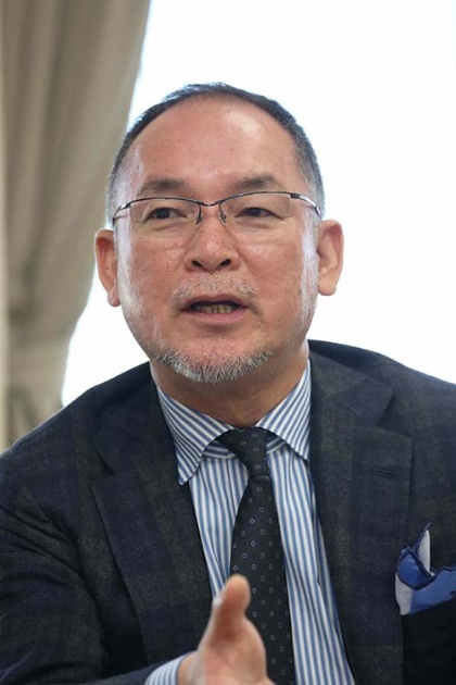 山井太(やまい・とおる)氏 スノーピーク社長。1986年ヤマコウ(現スノーピーク)入社。1996年に社長に就任し、社名を創業者の山井幸雄氏が愛した谷川岳をイメージした「スノーピーク」に変更。ヤマコウ創業以来一貫した「自らもユーザーである」との理念から、社長自らが一番のユーザーとなり、徹底的にユーザーの立場に立ったアウトドア製品やサービスを提供する(写真:都筑 雅人)