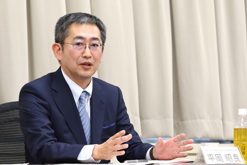 平岡昭良(ひらおか・あきよし)氏 日本ユニシス社長(CEO&CHO)。1980年、日本ユニシス入社。asaban.com事業部副事業部長、ビジネスアグリゲーション事業部長を経て、2002年に執行役員に就任。その後、取締役常務執行役員、CIO、ビジネスイノベーション部門長CMOなどを経て、2016年から現職。ロボット好きで、社員と一緒にロボットを作ることもある(写真:北山 宏一)