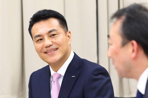 <b>山田義仁(やまだ・よしひと)氏</b><br /> オムロン社長。1984年、立石電機(現オムロン)入社。一貫してヘルスケア部門を歩み、ロシア、中東などの新興国市場の開拓を担当。米国Omron Healthcare, Inc. 副社長。欧州Omron Healthcare, Europe B.V. 社長などを経て、2008年にオムロンヘルスケア社代表取締役社長、およびオムロンの執行役員に就任。2011年に代表取締役社長CEOに就任し、企業理念を軸に、事業を通じた社会課題の解決による持続的な企業価値の向上を目指している(写真:北山 宏一)
