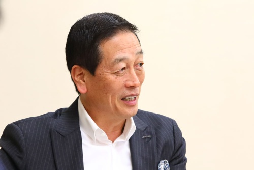 魚谷雅彦(うおたに・まさひこ)氏<br/>資生堂 代表取締役 執行役員社長 兼 CEO。1954年、奈良県生まれ。同志社大学卒業後、1977年、ライオン入社。1983年、コロンビア大学経営大学院でMBA取得。1991年にクラフト・ジャパンに入社。同社代表取締役副社長に就任し、日本での事業の統括責任者を務める。1994年、日本コカ・コーラに入社し、取締役上級副社長 兼 マーケティング本部長就任。 「ジョージア男のやすらぎキャンペーン」をはじめ、日本発のマーケティング発想で「爽健美茶」「紅茶花伝」などのヒット商品を多数手がける。 2001年に日本人としては26年ぶりとなる同社代表取締役社長に就任。2013年4月に資生堂のマーケティング統括顧問に就任。2014年4月より同社執行役員社長、2014年6月より現職。 リーダーには、「コミュニケーションをとりながら人をインスパイアする能力」が必要だと語る。
