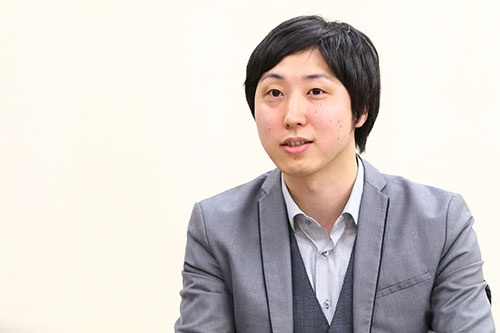 <span class="fontBold">溝口勇児(みぞぐち・ゆうじ)氏</span><br />FiNC 代表取締役社長 CEO。 高校在学中からパーソナルトレーナーとして活動。延べ数百人を超えるトップアスリートや著名人のカラダ作りに携わる。数多くの新規事業の立ち上げにも携わり、数々の業績不振企業の再建を担う。 2012年4月にFiNCを創業。あらゆるヘルスデータが集まるプラットフォームアプリ「FiNC」をはじめ、企業の働き方改革や健康課題をトータルで解決する法人向けサービス「FiNC for BUSINESS」などを手掛ける。「今はすべての机や家庭にコンピューターが行き届いたように、すべての人にAIによるパーソナルコーチを届けたい」。「Wellness&Beautyの新しい世界を作りたい」との夢を語る。