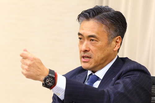 <b>玉塚元一(たまつか・げんいち)氏</b><br/>ハ-ツユナイテッドグループ社長 CEO(最高経営責任者)。1985年、旭硝子入社後、海外駐在を経て、日本IBMに転職。1998年ファーストリテイリングに入社し、2002年、同社社長に就任。2005年にリヴァンプ(企業再生事業)を設立し、2010年にローソン顧問に就任。同社社長を経て、2016年、同社会長に就任し、2017年5月に退任。経営は「体が資本」として、早朝のトレーニングを習慣とする。