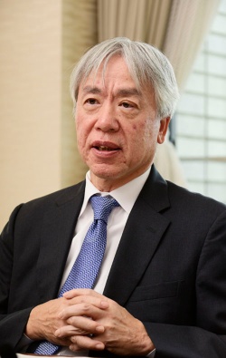<span class="fontBold">笹宏行(ささ・ひろゆき)氏</span><br />オリンパス取締役社長。1982年、オリンパス光学(現オリンパス)に入社。内視鏡事業企画部長、開発本部長、マーケティング本部長、執行役員などを経て、2012年4月に代表取締役社長に就任し、現在に至る。オリンパスの主力である内視鏡事業に長年携わるとともに、海外赴任経験も長い。再生したオリンパスを高い倫理観と強いリーダーシップで率いている