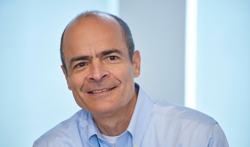<b>カルロス・ブリト(Carlos Brito)氏</b><br /> アンハイザー・ブッシュ・インベブ(ABインベブ)CEO(最高経営責任者)。1960年5月生まれ。母国ブラジルの大学を卒業後、独メルセデス・ベンツや英蘭シェルでエンジニアとして勤務。その後、米スタンフォード大学に留学、MBA(経営学修士)を取得。帰国後はブラジルの投資銀行バンコ・ギャランティカに入行し、97年に同社がブラジルのビールメーカー、ブラマを買収したことからビール業界に転じる。2005年にABインベブの前身であるインベブのCEOに就任。以来、ビール世界最大手として業界を牽引する。