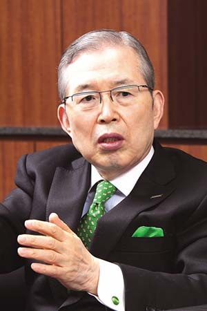<b>永守 重信(ながもり・しげのぶ)氏</b><br/>日本電産会長兼社長。1944年京都府生まれ。職業訓練大学校を卒業。73年に日本電産を創業した。ハードディスク向けから家電・商業・産業用、車載モーターまで事業を広げ、世界有数のモーターメーカーに育てた。