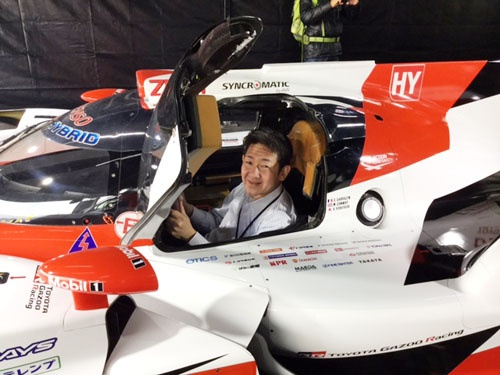 「トヨタ・ガズーレーシング(TGR)」が世界耐久選手権に送り込むレーシングカー、TS050ハイブリッドのコクピットに座ってご機嫌の米内淨タマチ工業社長。3月の一般向けイベントで、行列に並んで乗り込んだ。