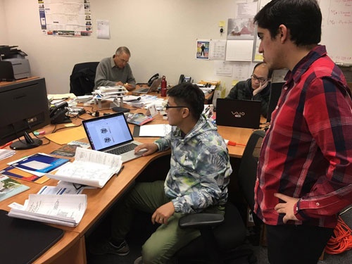 12月の終わりに、新戦力のソフトウェアエンジニア吉川君が出張でやってきました。水道配管の図面を広げ、解析ソフトを書いています