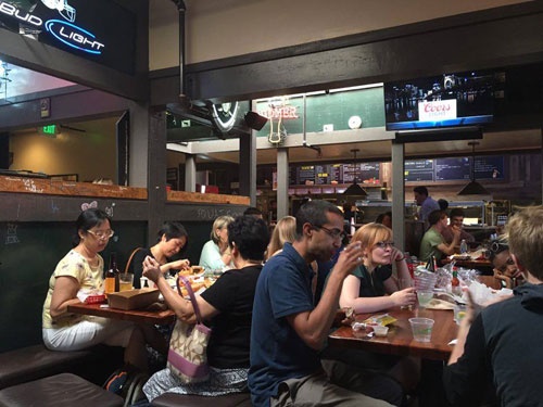 スタンフォード大学近くのハンバーガー店。ここでラースさんや日本から来たエンジニアなどといろいろなことを話す