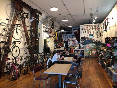 ラースさんオススメのカフェで、自転車たちに囲まれてランチを