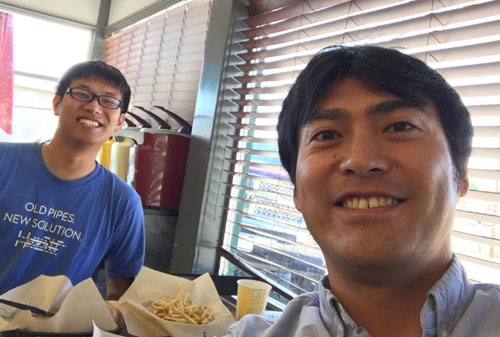 特大ハンバーガー並みに加藤がデカく映ってますが、奥が吉川君です