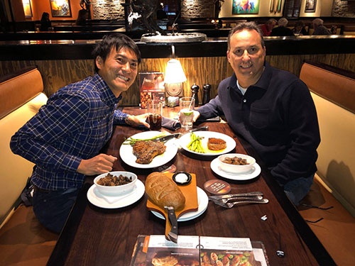 ダグとステーキハウスへ向かう途中で、そして肉を食べながら、色々な話をしました