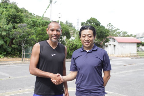 スポーツ総合研究所代表取締役・広瀬一郎さんと、沖縄のスポーツ活性化に向けて固い握手を交わしました